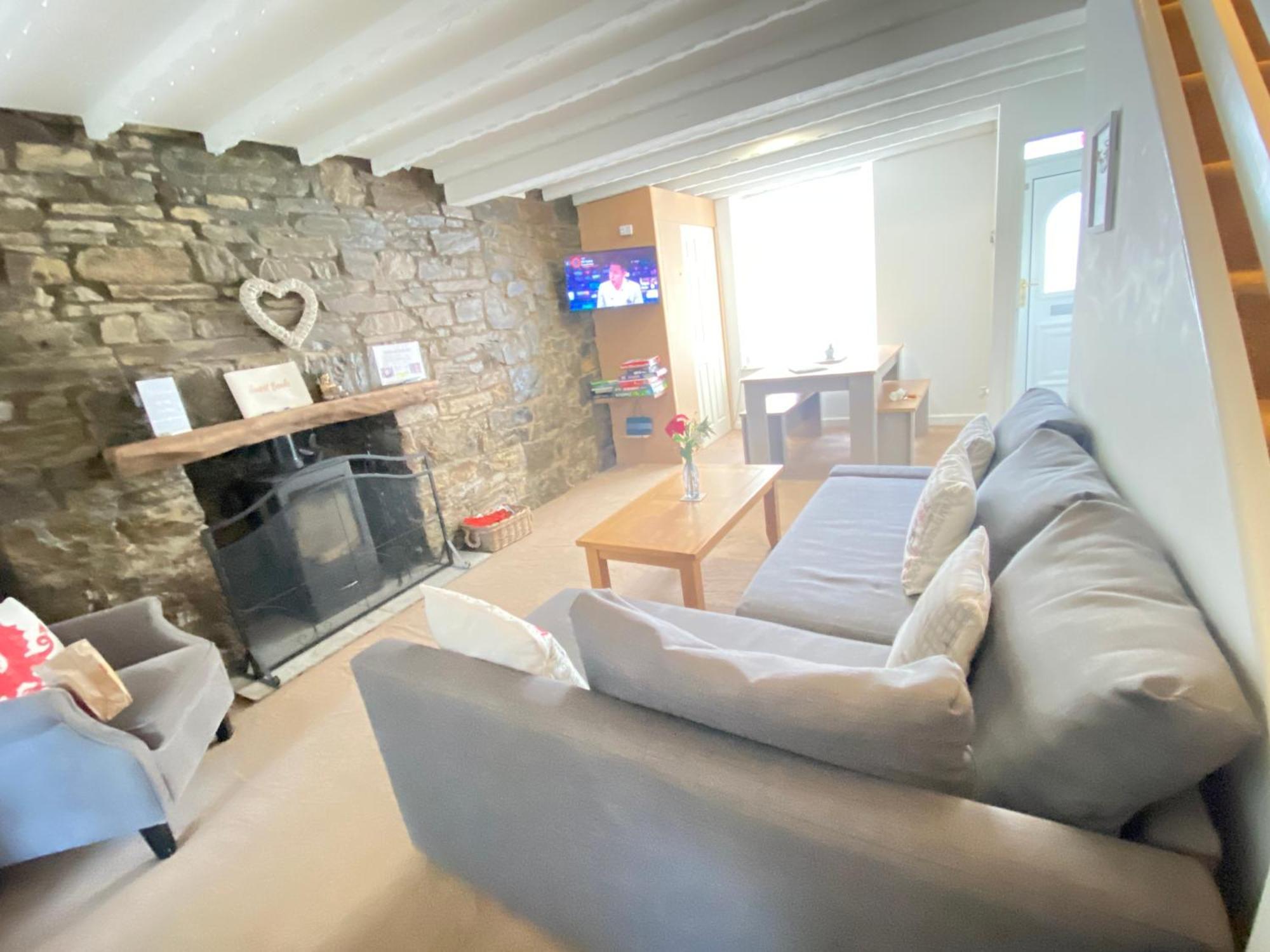 The Cwtch, Log Fire, Sleeps 6, Nr Zip World, Brecon And Bike Park Wales Villa อาเบอร์แดร์ ภายนอก รูปภาพ